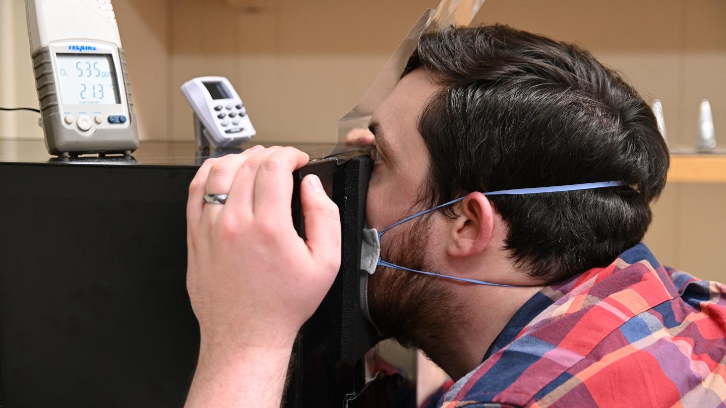 Measuring humidity of mask