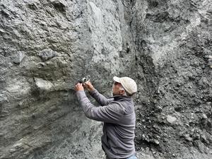 Measuring scratches on the fault