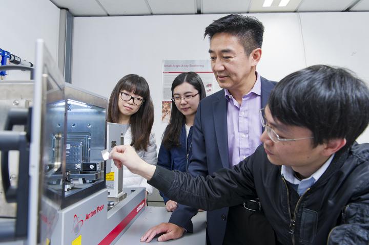 Examination of metallic glass specimen