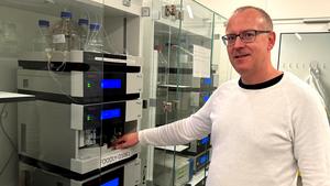 Christian Solem in the laboratory at DTU National Food Institute. Photo: Lene Hundborg Koss.