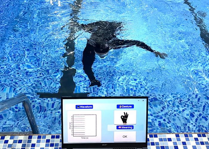 Waterproof ‘e-glove’ could help scuba divers communicate