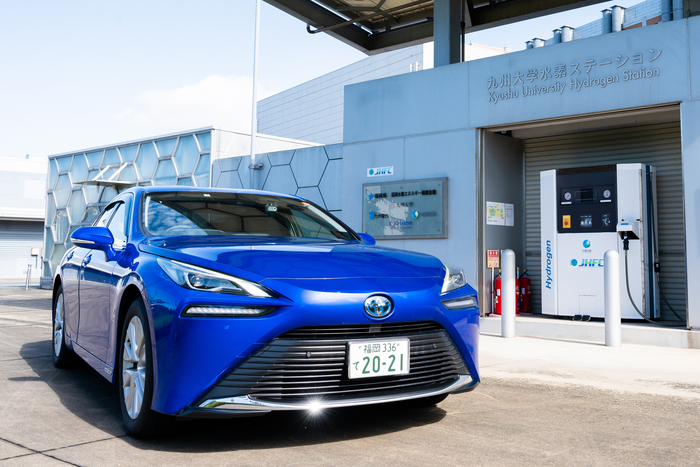 Hydrogen car at a hydrogen station