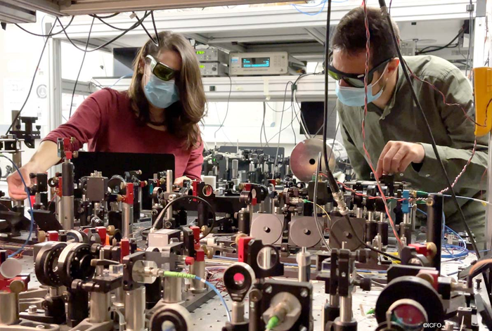 Charikleia Troullinou and Dr. Vito Giovanni Lucivero working in the experimental setup in the lab at ICFO