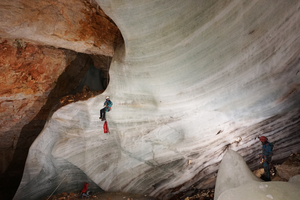 On-site field work by the Innsbruck researchers in the Eisgruben Eishöhle.