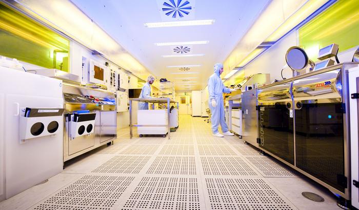 Cutting-edge research in optics and photonics needs special clean rooms for sensitive components. (Photo: Sandra Göttisheim, KIT)