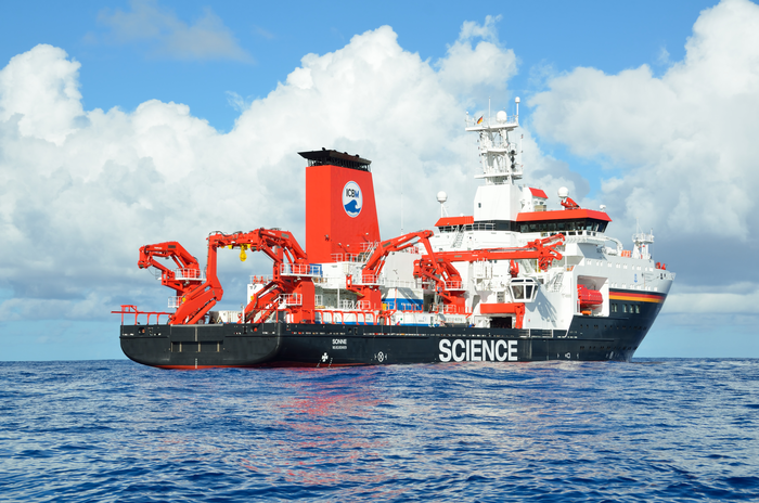 An effort of 15 deep-sea international expeditions has allowed the analysis of abyssal sediments collected in all major oceanic regions. The German research vessel Sonne was involved in two international expeditions led by scientists from the Senckenberg 