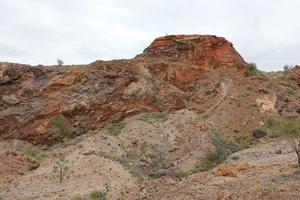 Baryt-Steinbruch in der sogenannten Dresser-Formation des Pilbara-Kratons. Diese Gesteinseinheit ist rund 3,5 Millionen Jahre alt und enthält Hinweise auf mikrobielles Leben.