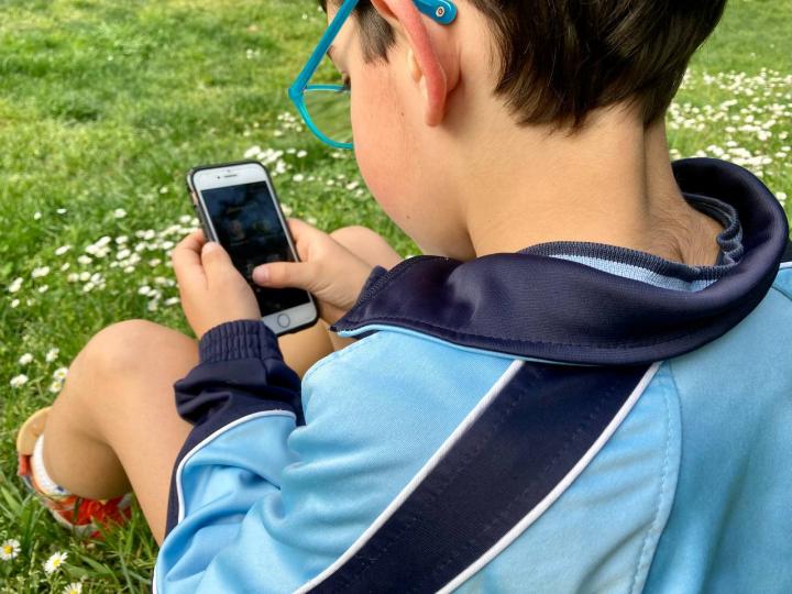 Experts warn that the amount of time children spend watching mobile phones and video game screens influences their eating habits