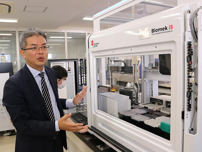 HASUNUMA in a laboratory at the Integrated Research Center, Kobe University