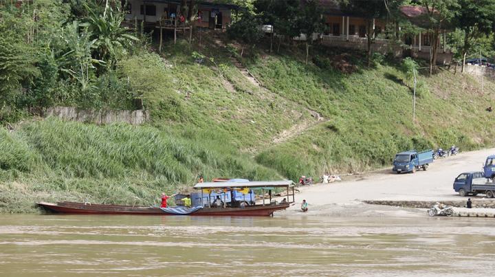 Loading Sand from River to Land
