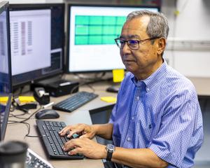 Egami uses synchrotron X-ray and neutron scattering