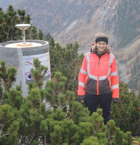 Caroline Schönberger from the Institute of Engineering Geodesy and Measurement Systems at TU Graz next to the reference antenna at the Kölnbrein water dam.