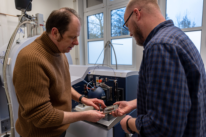 A laser coupled to a mass spectrometer helps Dr. Lars Wörmer (right) and Prof. Kai-Uwe Hinrichs decipher the lipid biomarkers in each millimeter-wide layer. Photo: MARUM – Center for Marine Environmental Sciences, University of Bremen; V. Diekamp