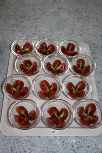 Ein Tablett mit in Scheiben geschnittenen Tomaten in kleinen GlasschÃ¤lchen