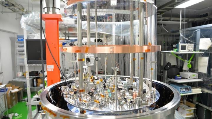 Development of a displacement sensor to measure gravity of smallest source mass everDevelopment of a