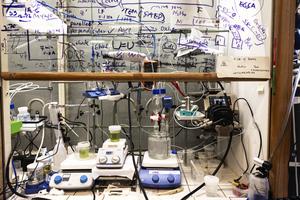 Electrolysis with an alkaline setup