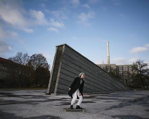 Medical student Säli enjoying her hobby: longboarding