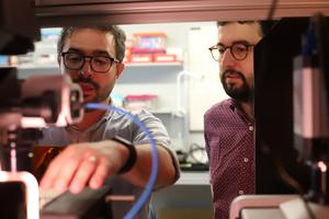 Frederic Català (left) and Borja Mateos (right) manipulating the instrument in the lab.