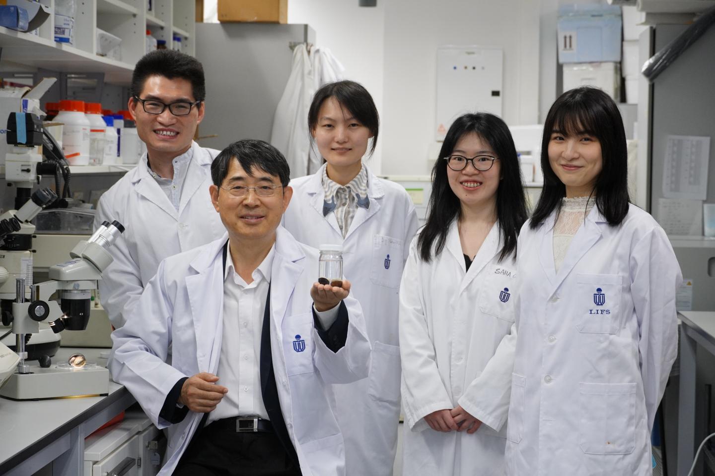 Qian Peiyuan (front) and his Research Team