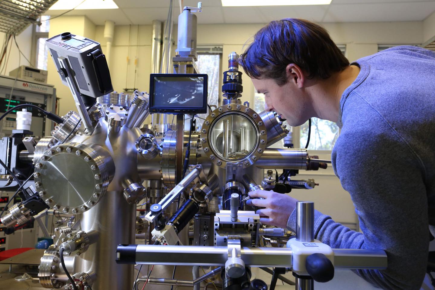 Co-author Dr. Joris Keizer Looking through the Scanning Tunnelling Microscope (STM)