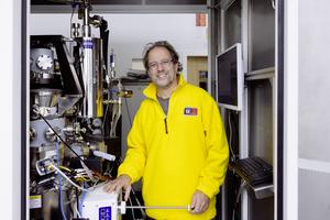 Physicist Gregor Hlawacek, head of the EU project FIT4NANO, is responsible for a state-of-the-art facility at the HZDR where he can produce and analyze nanostructures using a particularly finely focused ion beam.