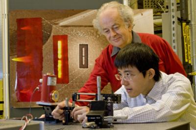 Federico Capasso and Nanfang Yu Demonstrate QC Laser Nanoantenna