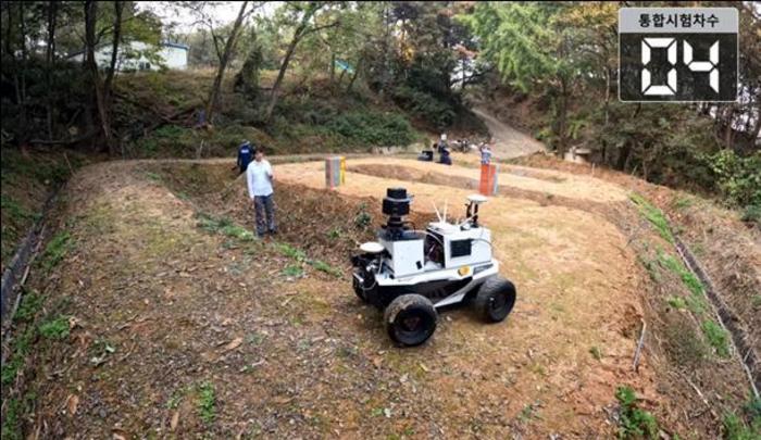 Senior Researcher Min-Geuk Kim of the KIMM is conducting an off-road self-driving test in a scaled-down mine environment located in Cheonan