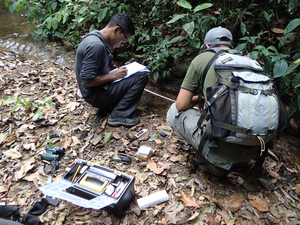 Martim Murillo measures water quality of Rio Jacagua, assisted by Farlem Espana.