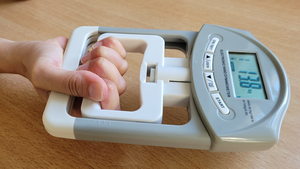 Device to measure grip strength