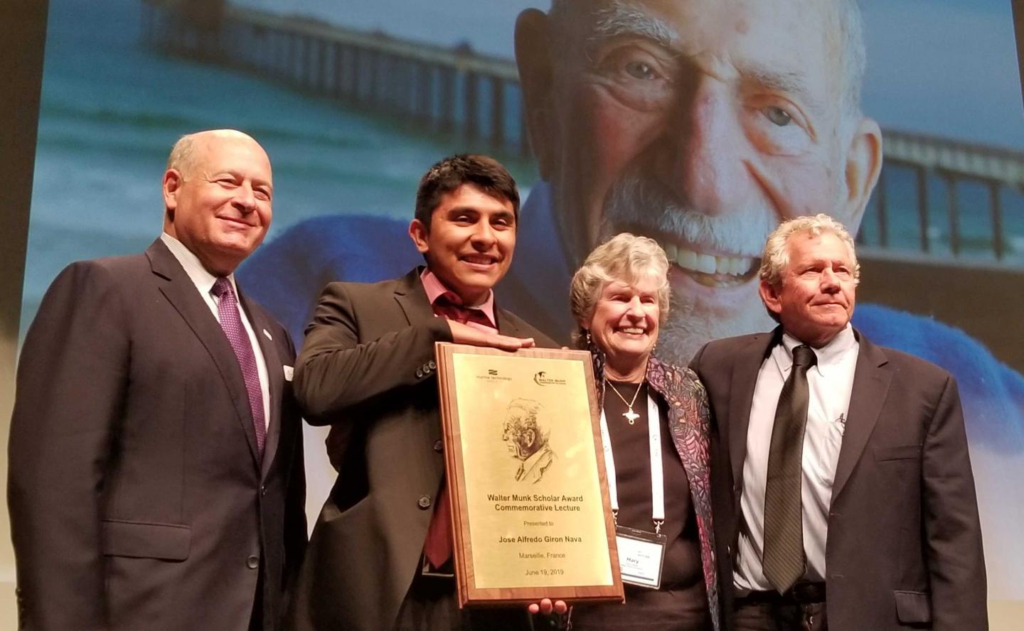 Alfredo Giron Receiving the Walter Munk Scholar Award