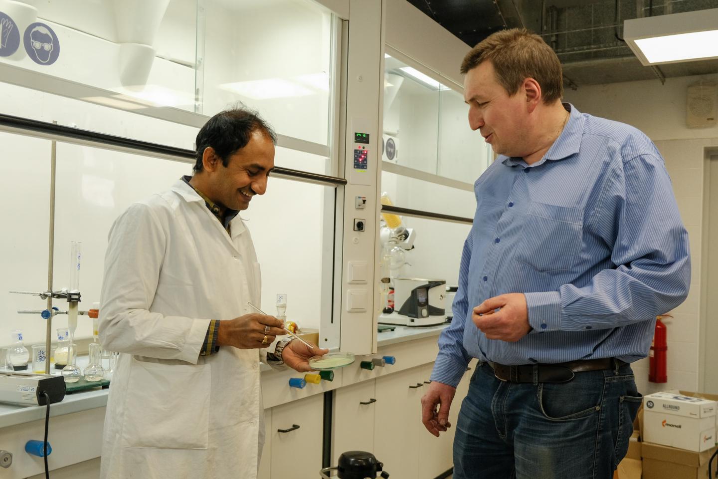 Rammohan Aluru (left) and Grigoriy Zyryanov (right) at Organic synthesis laboratory UrFU